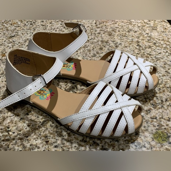 Girls sandals size 2 - Picture 2 of 2